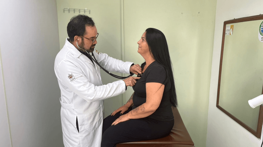 Consulta com especialista pelo SUS no Paraná: o tempo de espera real por cidade e especialidade
